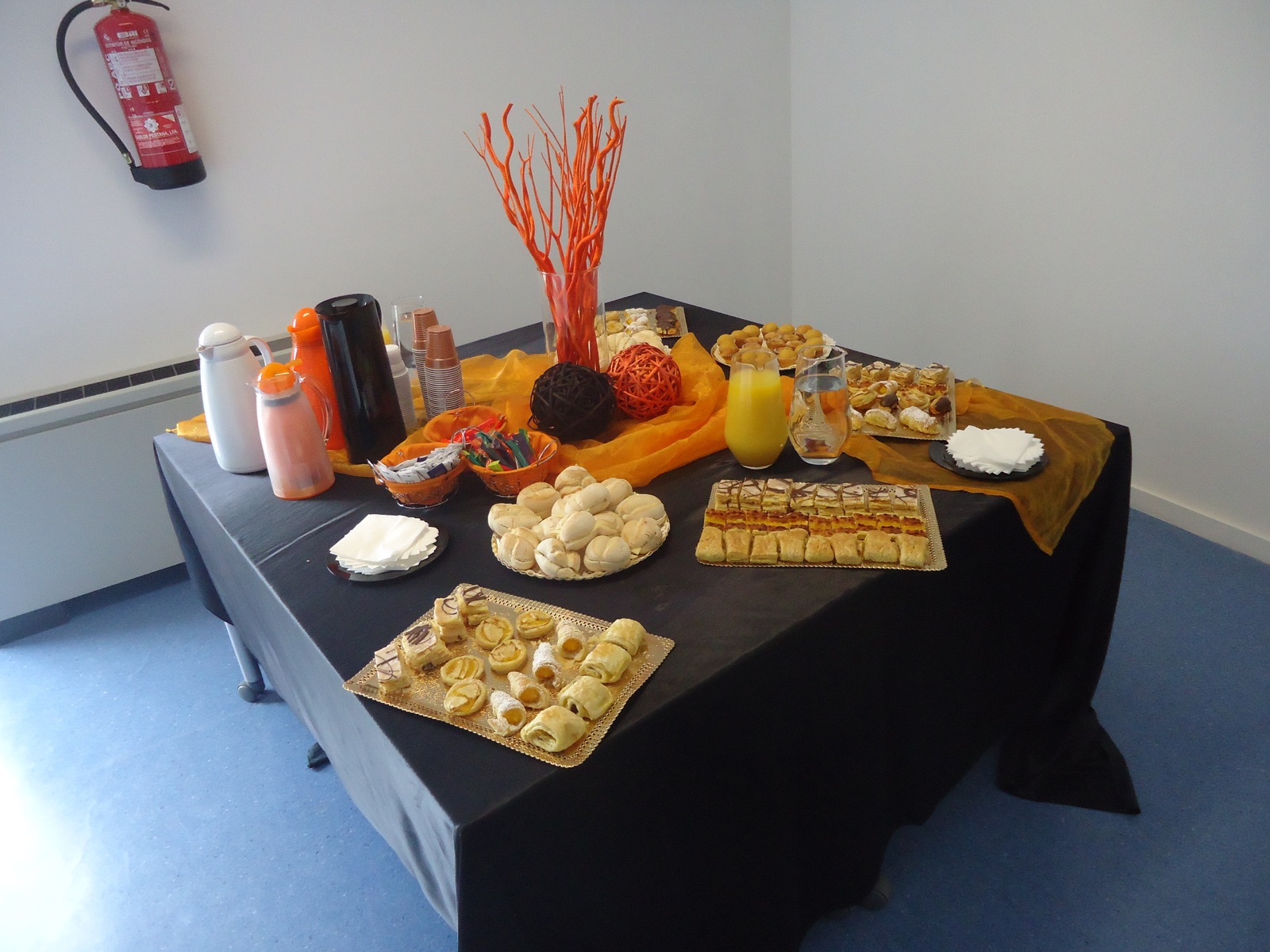 Mesa de buffet preparada para um evento