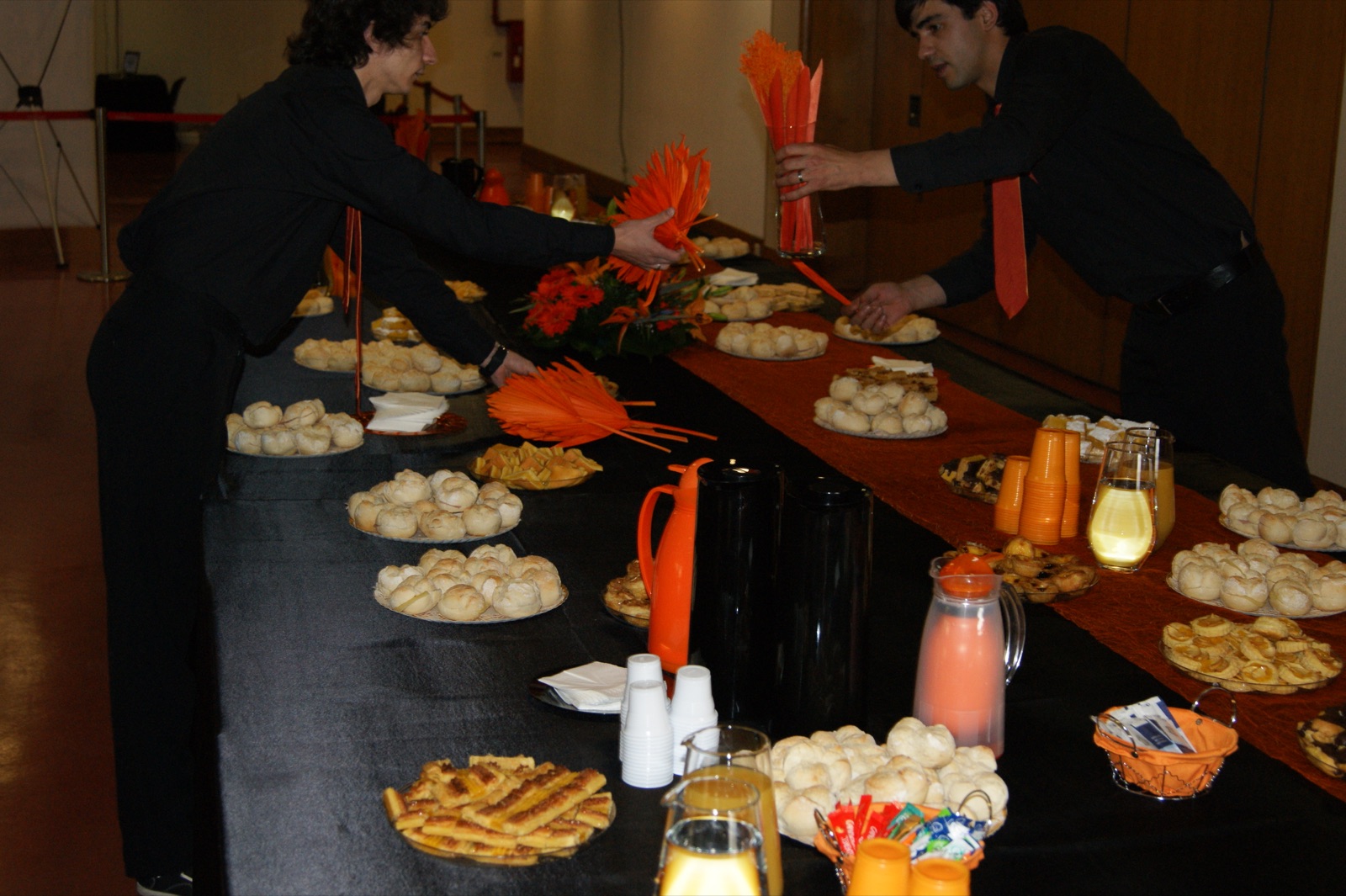 Equipa a preparar uma mesa de catering