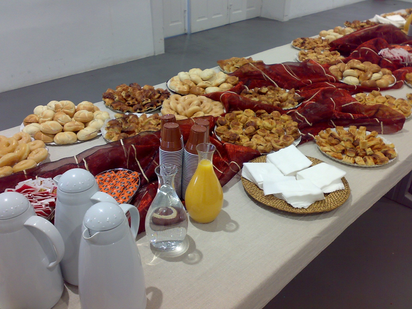 Coffee break com pastelaria e bebidas
