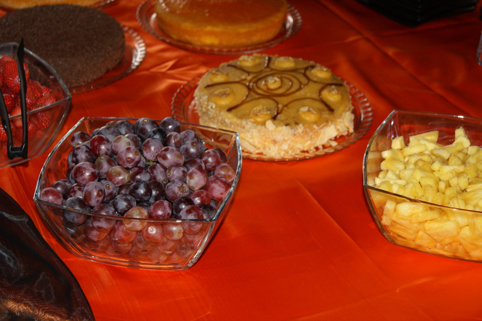 Mesa com fruta e sobremesas