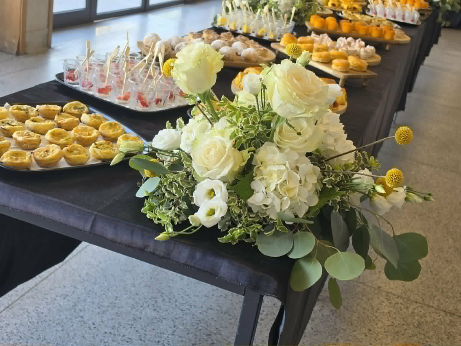 Detalhe floral numa mesa de catering