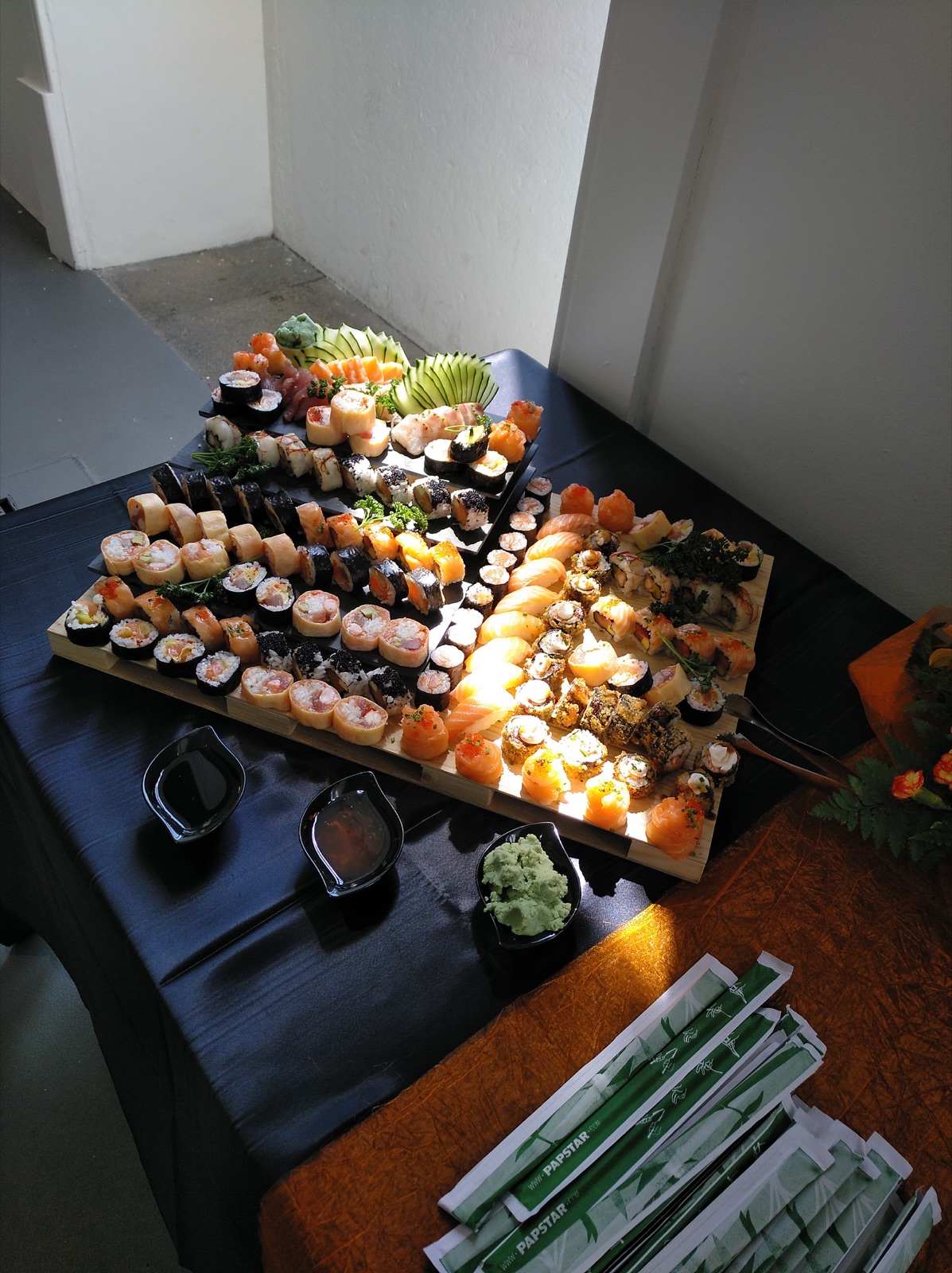 Seleção variada de sushi preparada para um evento