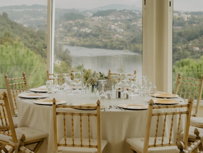 Mesa preparada com vista para o Douro