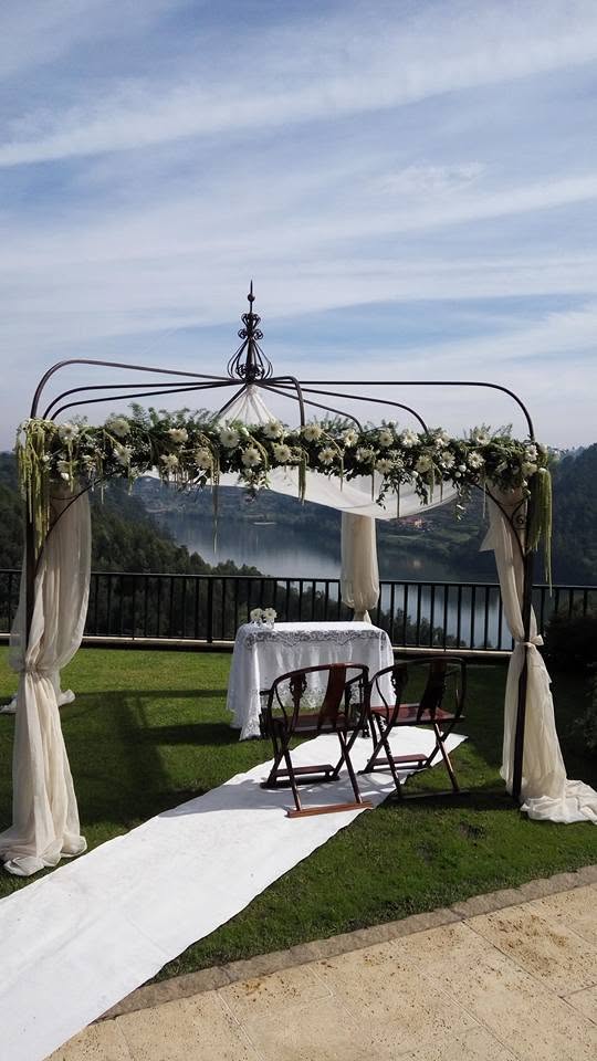 Pérgola da Quinta Santa Cruz preparada para uma celebração