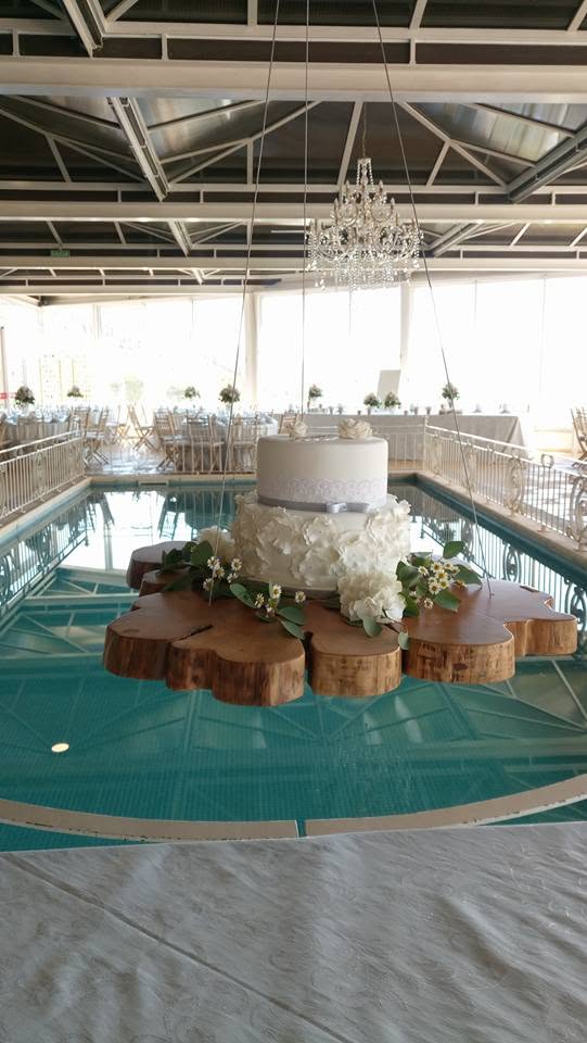 Bolo de casamento apresentado junto à piscina